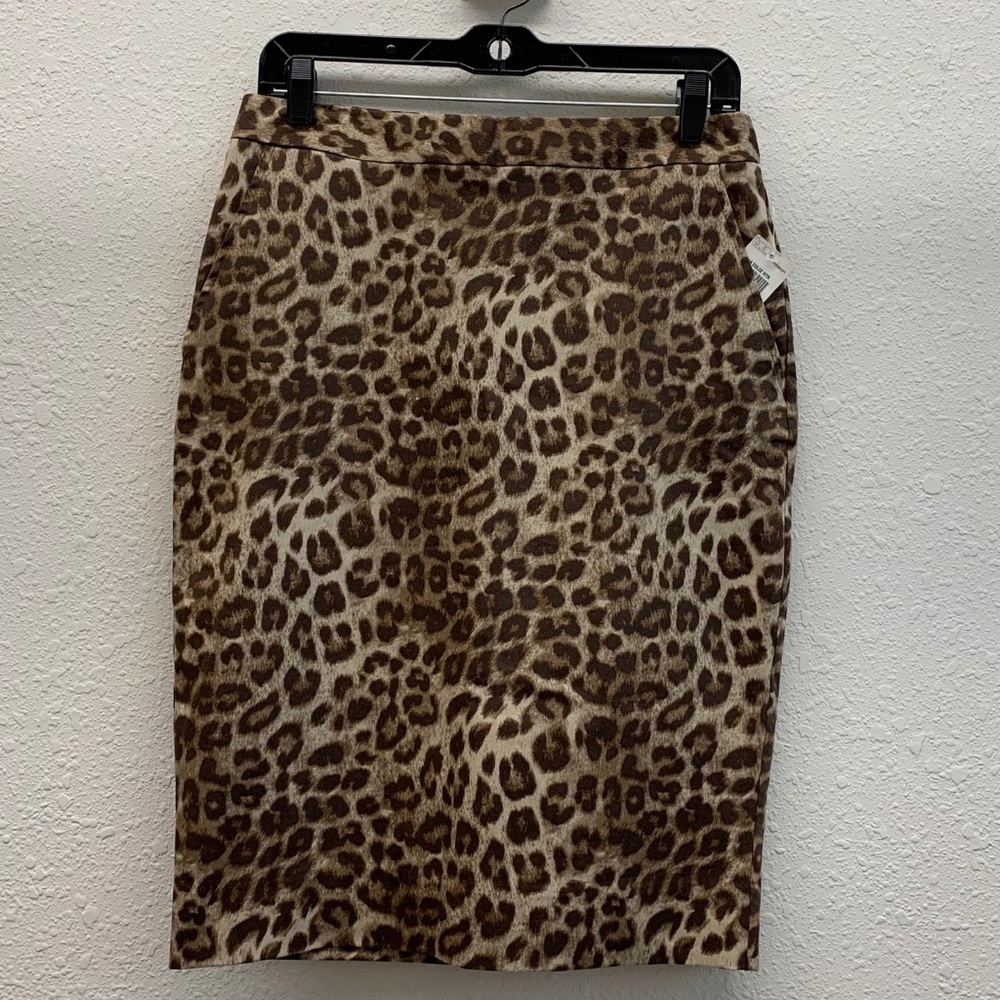 Leopard print skirt lined with front pockets